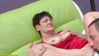 Öreg érett nő és a fiatal manus