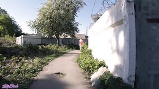 Tini lány lovagolja a csávó faszát