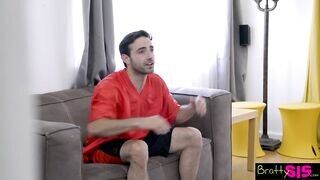 A gyönyörű tini csaj tv nézés helyzett szopna