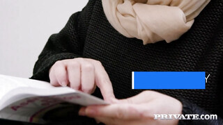 Brittany Bardot egy fiatal fiú döngeti hátsó bejáratba