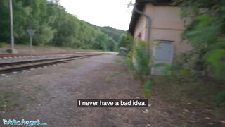 Public Agent - Mia Trejsi a vonatállomáson dug