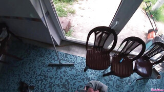 Tetovált orosz tini csaj a medencénél dug
