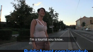 PublicAgent - Rövid hajú csajszi dugni akar