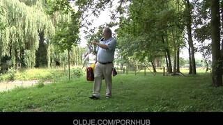Oldje - Öreg srác keféli a tini lányt