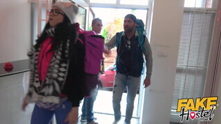Fake Hostel - Latin lány a pasija előtt közösül