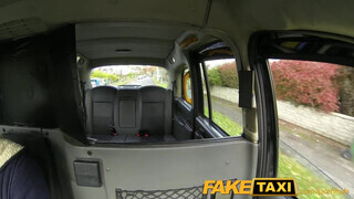 FakeTaxi - iskolás lány ordítva élvez