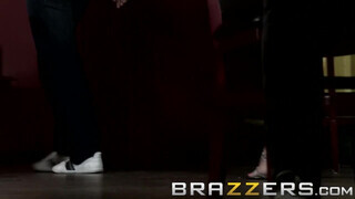 Brazzers - Keiran Lee egyszerre basz meg kettő sunát