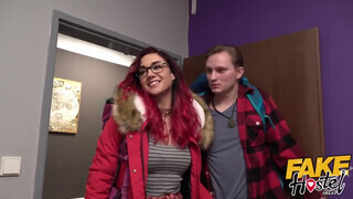 Fiatal lány kikezd a szobatársával - Fake Hostel