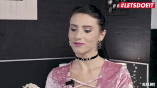 HerLimit - Nelly Kent méretes cickós román lány szereti popóba
