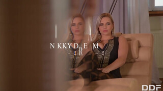 Nikky Dream gyönyörű ruhában peckezik