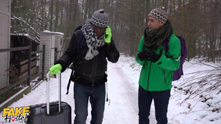 Hatalmas keblű tini lány és a turista srácok - Fake Hostel