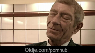Magyar pornós lány szexel vén hapsival - Oldje