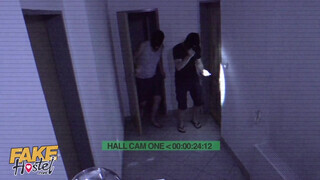 Tini sunát kúrnak a rabló srácok - Fake Hostel
