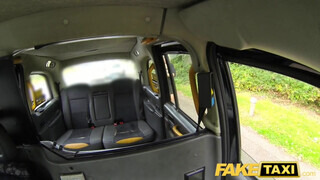 Fake Taxi - Hatalmas keblű milf megkúrva a hátsó ülésen