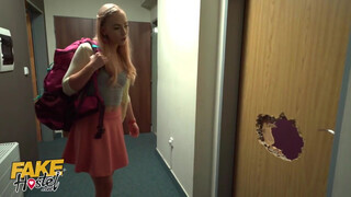 Jenny Wild két dákót kap - Fake Hostel