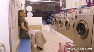 Private com - Mia Malkova a mosodában szexel
