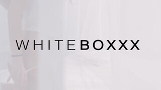 WHITEBOXXX - Vanessa Decker gyengéden dug