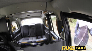 Tetovált ribancok análba tolva - Fake Taxi