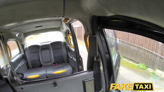 Fake Taxi - Érett nő megdugva a hátsó ülésen