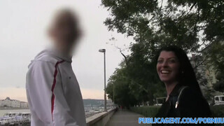 PublicAgent - Vivien Bell a fullos roma csaj