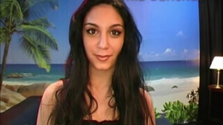 Mia Sanchez feldug egy hatalmas dongot
