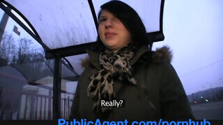 PublicAgent - csajszi a buszmegállóból
