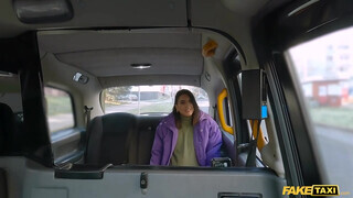 Fake Taxi - Lena Coxx kúrel a sofőrrel