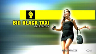Gala Brown a taxiban dug