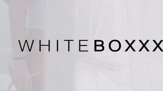 WhiteBoxxx - Sarah Kay finom dugása