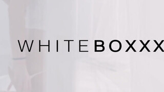 WHITEBOXXX - Francys Belle a méretes keblű lány