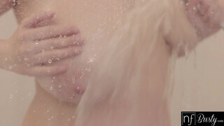 Sandra Sweet a méretes tőgyes milf