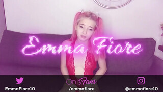 Emma Fiore hatalmas dildókat nyom a popsijába