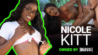 Mofos - Nicole Kitt a szexy hatalmas cicis csoki lány