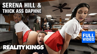 REALITY KINGS - Thick Ass Daphne és Serena Hill a izgató pincérnők