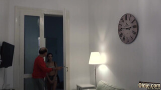 Vén férfi megdugja a csinos kis csajt és a lábára élvez