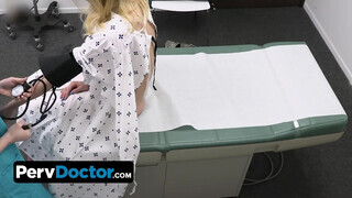 Karcsú világos szőke páciens hagyja, hogy a perverz doktor és a dögös hatalmas fenekű nővér kitágítsák a szűk tini punciját