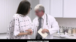 Perverz doktor megdugja a szemüveges tinilányt