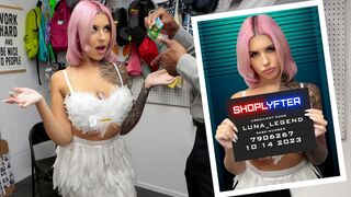 Izgató tini lebukik cukorkalopáson halloween jelmezben a boltban