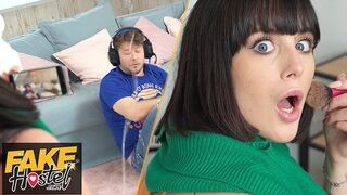 Spriccel az arcába tréfaként anál creampie előtt