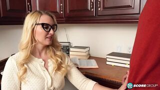 Dögös 40-es Julia Robbie és a fiatal krapek