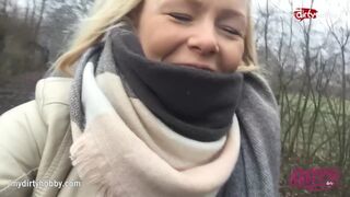 Forró tini csaj kerékpáron dörzsöli szaftos puncáját