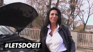 Lady Paris szép mellei remegnek a szabadtéri farkasütés izgalmaitól