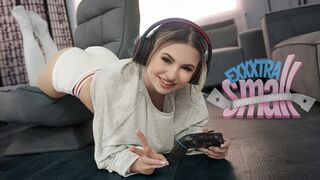 Pici tini lány Aria Banks elkapja magas mostohabátyját Chris Epicet, aki a szobájában veri a léce