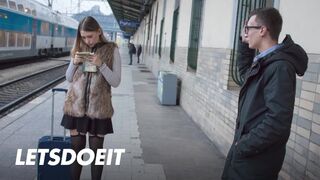 Selvaggia tini lány felfogta Charlie Dean hatalmas faszát egy gyors pov dugásra