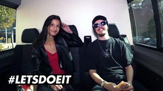 Vékony fekete Coco Kiss pénzért cumizza a méretes csoki fazt az autóban