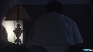 Tini lány cidázik és lovagol a farkon ágyban lefekvés előtt