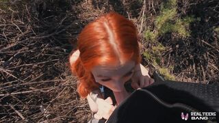 Fullos vörös tini Madi Collins kibelezi a puncáját és keményen megdugja a hatalmas rúdja
