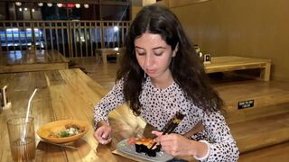 Arcára élveztem egy csaj pincében, aki cumos arccal falatozik sushi gurigákon