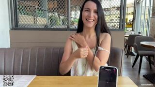 Eva keményen élvez a nyilvános étteremben a lovense ferri távirányítós műdákóval