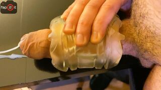 Forró faszdörzsölés fleshlightben vad nyögéssel és mocskos szavakkal nagy élvezésig